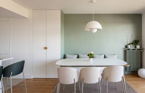 Design moderne et vue emblématique dans une cuisine parisienne