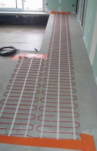 Installation d'un chauffage au sol dans une salle de bain SPA à Seillac