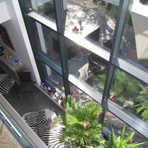 Construction maison contemporaine - Vue depuis l'étage sur le salon et la baie vitrée 