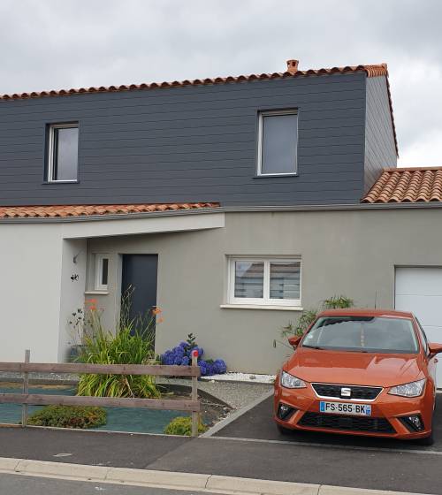 Surélévation finie avec son bardage gris