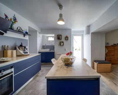 Une magnifique cuisine bleu marine