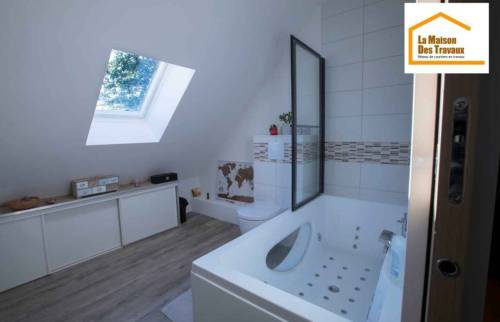 alle de bain sous comble avec baignoire remous