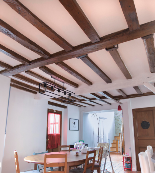 artisan rénovation Praz-sur-Arly, modernisation maison village, courtier travaux Chamonix Mont-Blanc, rénovation intérieure Haute-Savoie, poutres apparentes charme ancien