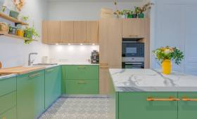 Lyon (69009) : Alliance réussie du bois clair et du vert tendre pour cette rénovation de cuisine 