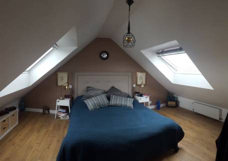 Rénovation d'une chambre sous les combles avec isolation thermique des murs intérieurs et installation de deux Velux