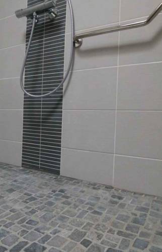 Création d'une salle de bains avec douche à l'italienne sous toit sur Alby-sur-chéran