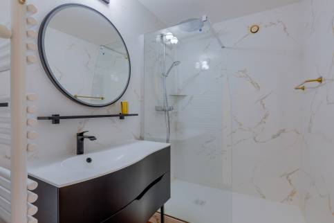 Fontaines Sur Saône (69270) : Rénovation complète d'une salle de bains avec l'alliance réussie du carrelage effet marbre et du noir