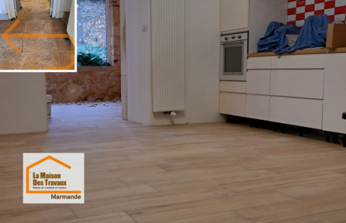 Rénovation de sol à Fumel : découvrez la transformation d’un ancien revêtement en un sol moderne effet bois, apportant chaleur et continuité à l’espace.