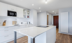 Cuisine blanche avec parquet