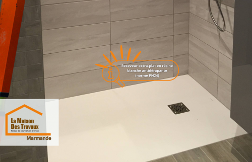 Receveur extra-plat en résine blanche antidérapante (norme PN24) : sécurité, confort et accessibilité au quotidien.