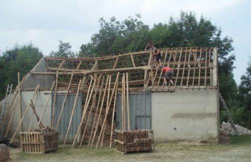 La démolitiion, avec récupération des éléments de bois possibles