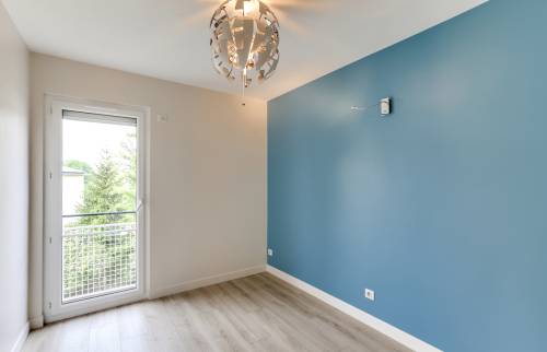 Chambre mur bleu