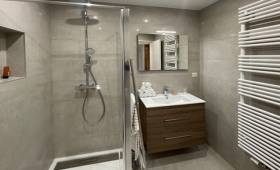 Salle de bain et son meuble-vasque