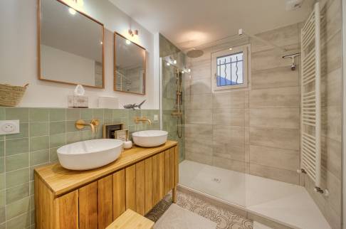 vue d'ensemble de la belle salle de bain