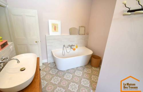pose baignoire dans une salle de bains