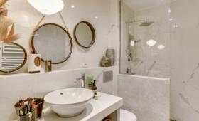 Salle de bain rénovée à Hyères avec douche à l’italienne, meuble vasque moderne et décoration épurée