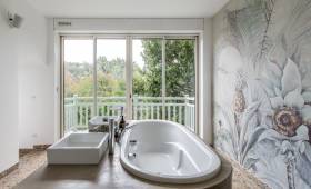 "Transformation élégante d'une salle de bain à Vaucresson"