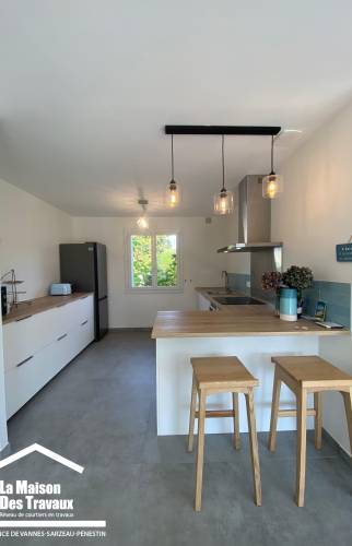 Transformation d'une cuisine moderne et lumineuse après travaux à Arzo