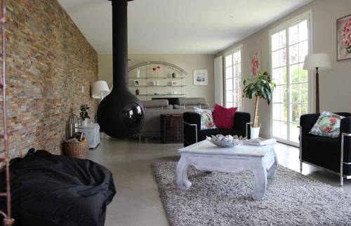 Salon rénové avec cheminée design