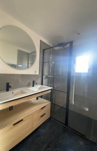 Implantation d'un miroir éclairé avec désembuage intégré