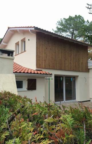 maison en surélévation avec la façade en bois