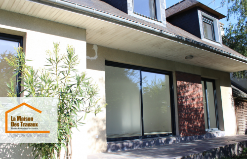 Pose de baies vitrées à Héricourt : Agrandissez vos espaces avec des baies vitrées modernes. Projet réalisé par La Maison Des Travaux de Vesoul.