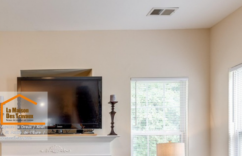 Salon rénové avec grandes fenêtres près de Dreux – Un espace lumineux avec de grandes fenêtres, une déco moderne et un aménagement optimisé pour le confort.