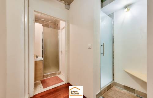 Cabines de douche pour salle de yoga