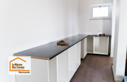 Pose de cuisine en cours au Mas-d’Agenais avec installation du plan de travail et des meubles par des artisans qualifiés sélectionnés par un courtier en travaux à Agen.