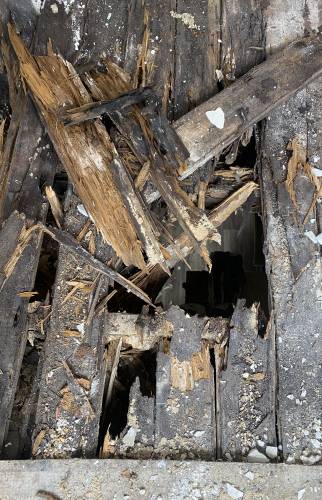 Problème d'une salle de bain conçue sur un plancher sans natte d'étanchéité