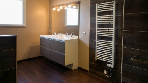 Nouvelle salle de bain rénovée avec meuble vasque et radiateur sèche-serviettes - Nègrepelisse 82