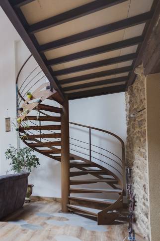 Réalisation d'un escalier métal avec coursive, en finition effet "rouillé", commune du Val de Saône