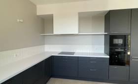 Cuisine aménagée bleu marine 