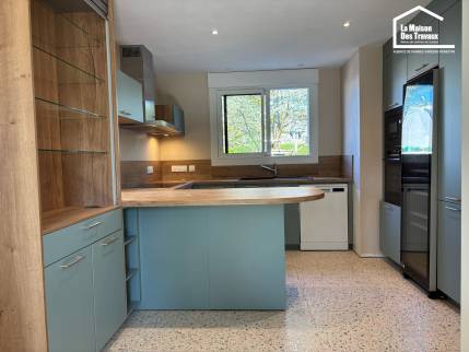 cuisine-conviviale-bleu-canard-decoration-moderne