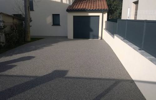 Allée garage béton coloré et allée jardin, carrelage Compiègne