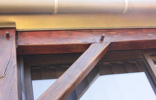 Traitement et lasure sur poutres extérieures de l'extension pierres et bois à Montceaux-Lès-Meaux  (77300)