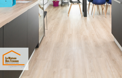  Sol rénové à Layrac : Nouveau revêtement effet bois pour une cuisine chaleureuse et contemporaine. Un sol résistant et esthétique.