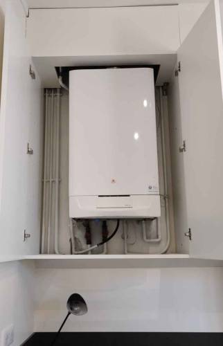 Chauffe eau intégré dans un meuble haut en toute discrétion - Paris