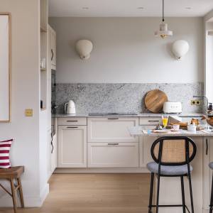 Séjour décloisonné et lumineux avec cuisine contemporaine – Deauville Camille AUDER