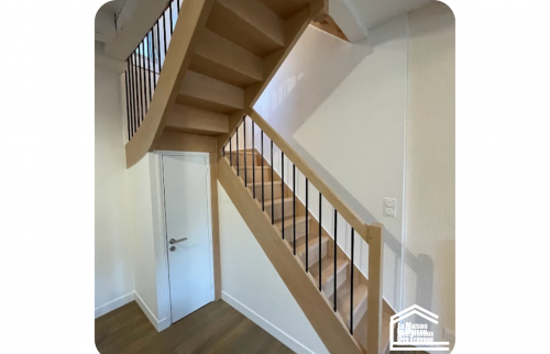 pose d'un escalier tournant en bois 