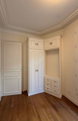 Placard sur mesure et porte d'origine rafraîchie
