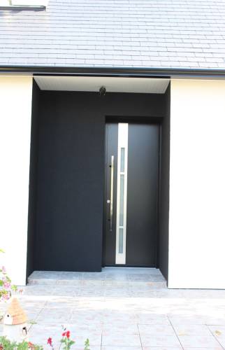 Maison avec la nouvelle porte d'entrée