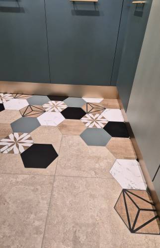 Carreaux hexagonaux enchevêtrés dans le carrelage 80x80