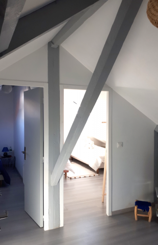 Poutres grises et murs blancs pour apporter du contraste 