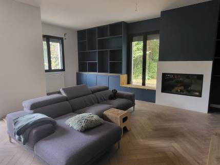 Rénovation de maison avec salon rénové et parquet en chevrons - Pornic 44210