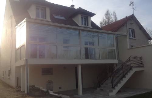 Vue cour après dallage et montage des plots et de l'escalier extérieur de la véranda - Pontoise - 95300 -