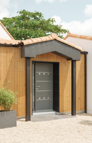 Modifications extérieures en façades à Haute-Goulaine - changement de la porte d'entrée et création d'une entrée avec bardage bois et auvent