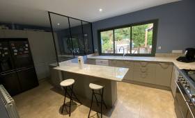 Cuisine moderne blanche La Maison Des Travaux Ales