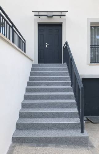 moquette de pierre sur l’escalier maçonné : marches, contre-marches et crémaillère