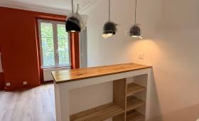 Bar en chêne avec étagères intégrées et vue sur la fenêtre, studio Paris 19